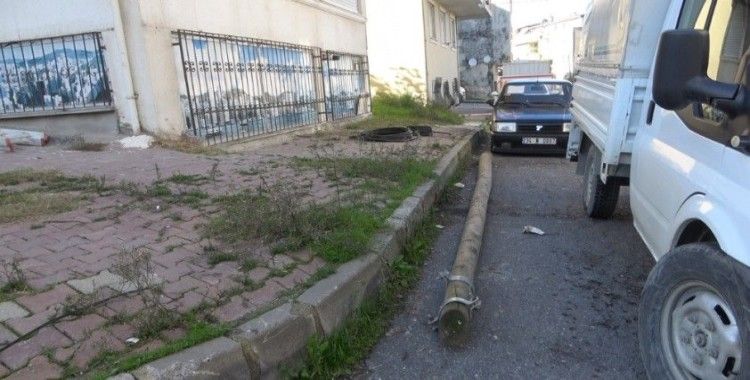 Arnavutköy’de telefon direği sokakta bulunan aracın üstüne düştü