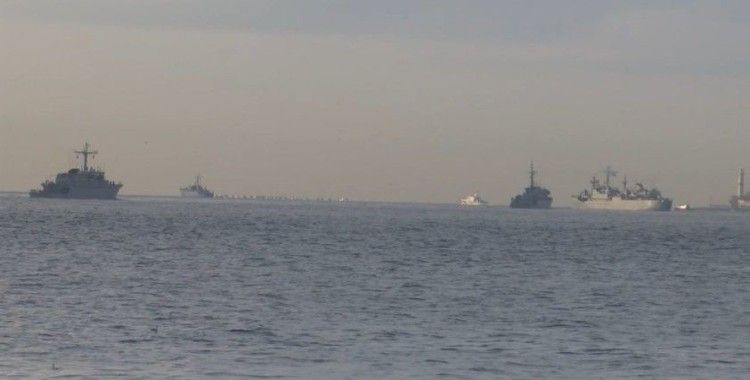 NATO gemileri peş peşe Boğaz'dan geçti