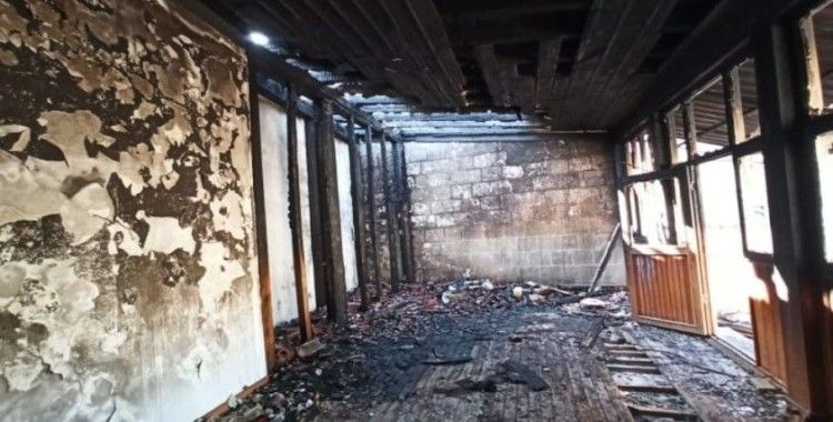 Siirt’te camiye çirkin saldırı: 130 yıllık camiyi ateşe verdiler