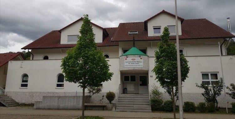 Almanya'da cami yakınındaki aydınlatma direğine İslamofobik yazılar yazıldı