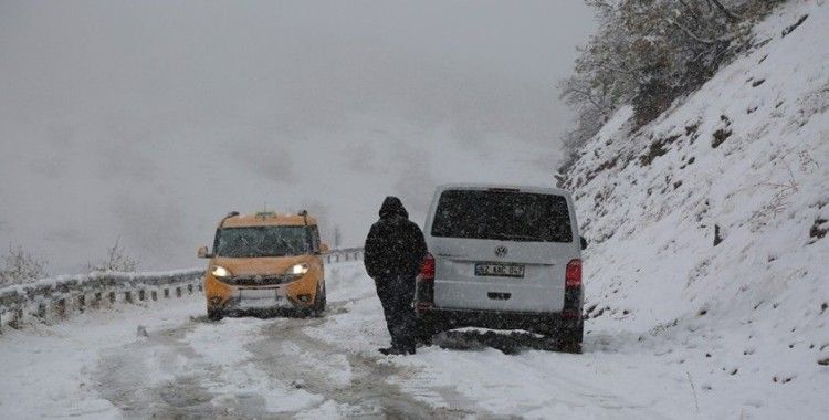 Tunceli'ye mevsimin ilk karı düştü, 31 köy yolu kapandı