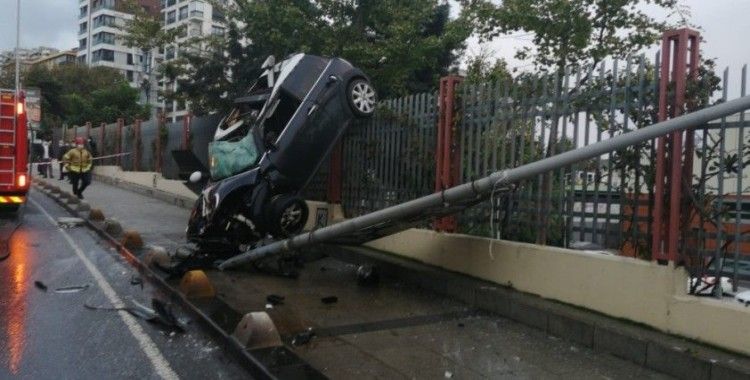 Kadıköy’de akıl almaz kaza, otomobil asılı kaldı: 1 yaralı