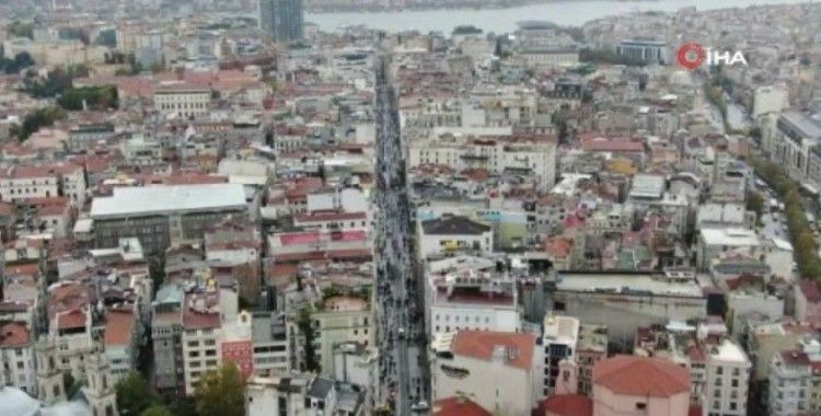Sokağa çıkma kısıtlaması öncesi Taksim’de yoğunluk
