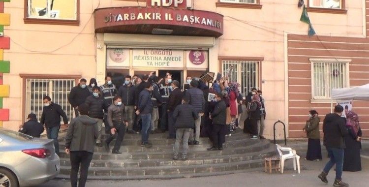 HDP önünde ailelerin yüzüne tükürülmesi iddiası gerginlik oluşturdu