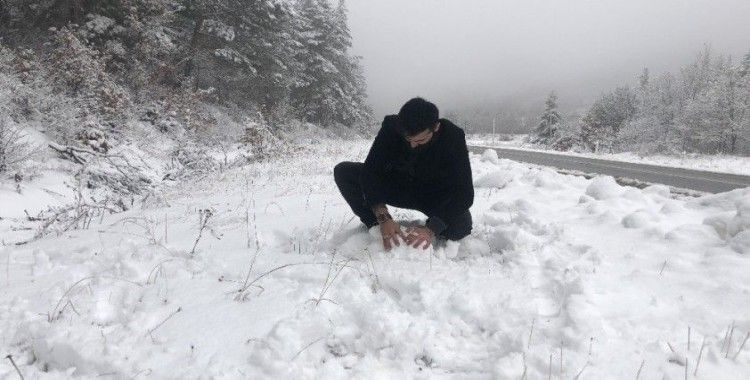 Bayburt'un yüksek kesimlerinde kar yağışı etkili oluyor