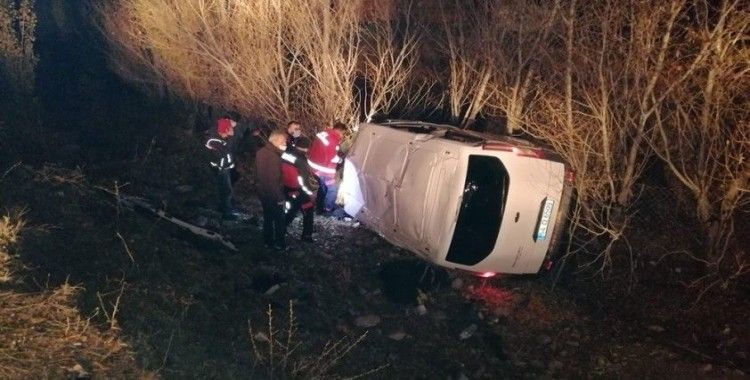Ağrı'da kaçak göçmenleri taşıyan minibüs şarampole devrildi: 17 yaralı