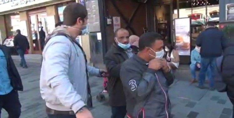 Taksim’de maske takmayan turistlere ceza kesildi