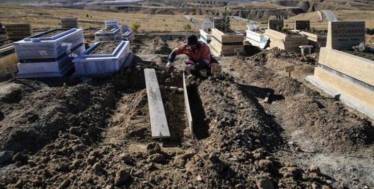 Kovid-19'dan hayatını kaybedenlerin defnedildiği Ortaköy Mezarlığı hüzünlü hikayelere tanıklık ediyor