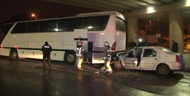 Küçükçekmece’de otomobil park halindeki otobüse çarptı:1’i ağır 2 yaralı