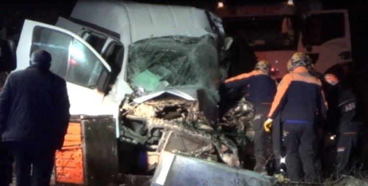 Afyonkarahisar'da yolcu otobüsü ile kamyonet çarpıştı: 1 ölü, 5 yaralı