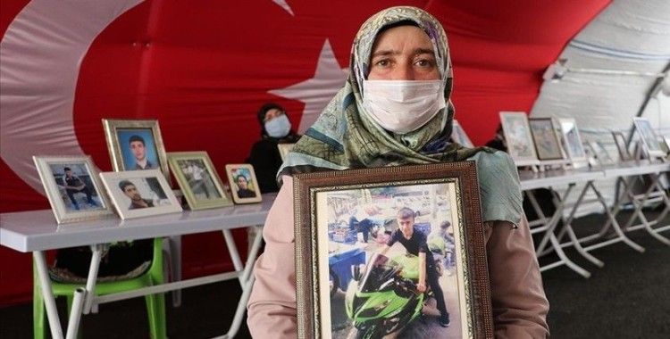 Diyarbakır annelerinden Ay: Oğlumu alana kadar buradan gitmiyorum