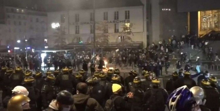 Fransa'da protestocular Merkez Bankasını ateşe verdi