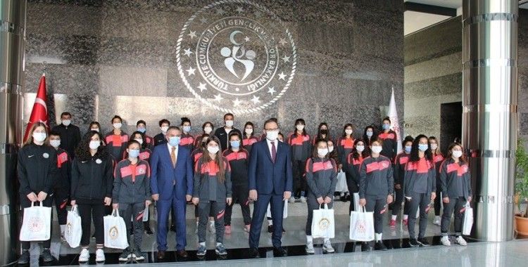 Bakan Kasapoğlu, Yüksekova Belediyesporlu futbolcuları kabul etti