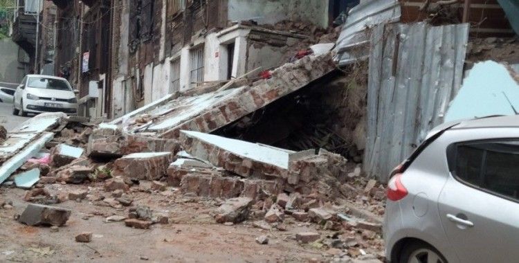 Fatih'te metruk binanın yan cephesi çöktü