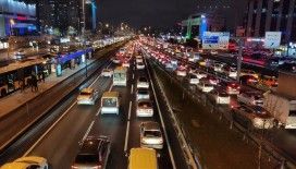 Sokağa çıkma kısıtlamasına 1 saat kala İstanbul’da trafik yoğunluğu arttı