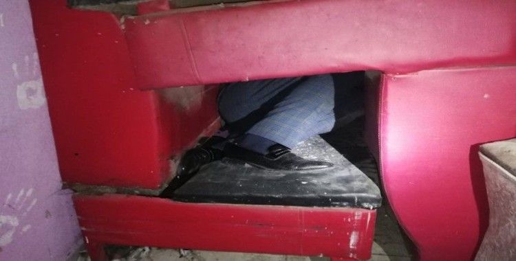 Covid-19 denetiminde üst üste konulan koltuklardan oluşan gizli bölmede yakalandılar