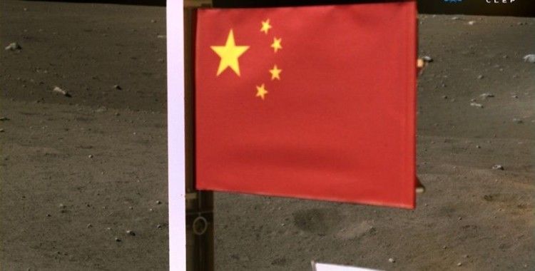 Chang’e 5 uzay aracı, Ay’a Çin bayrağı dikti