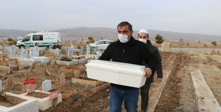 Dünyada bir gün bile geçiremedi, cenazesi de ölümü kadar yürek burktu