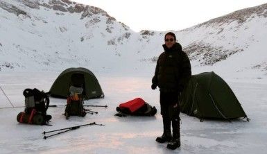 Donan göller üzerinde kamp yaptılar