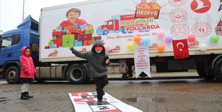 Doğu ve Güneydoğu'daki çocuklar için hazırlanan 'Hediye Karavanı' Bingöl'de