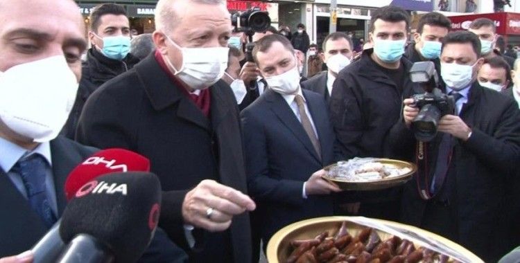 Cumhurbaşkanı Erdoğan’dan gazetecilere sucuk şekeri ve pestil ikramı