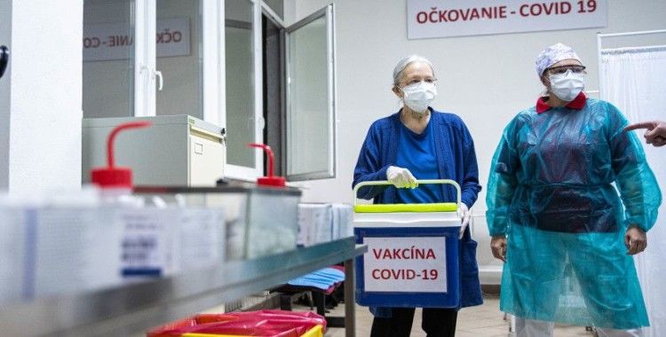 Slovakya'da ilk Covid-19 aşısı vuruldu