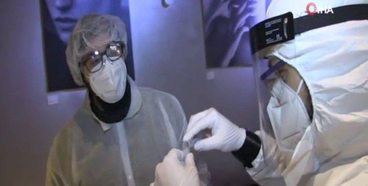 Almanya’da korona vakaları arttı, kafeler korona test merkezlerine dönüştürüldü