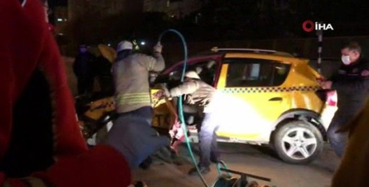 Ticari taksi ile ticari araç çarpıştı: 2 yaralı
