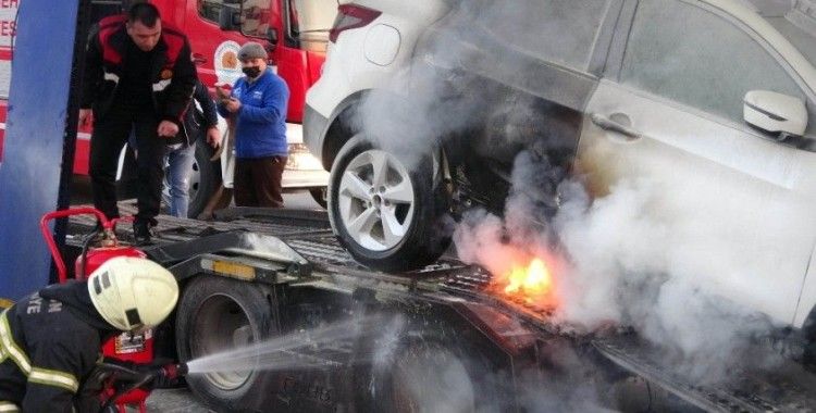 Lüks sıfır araç yüklü tırı vatandaşlar yanmaktan kurtardı