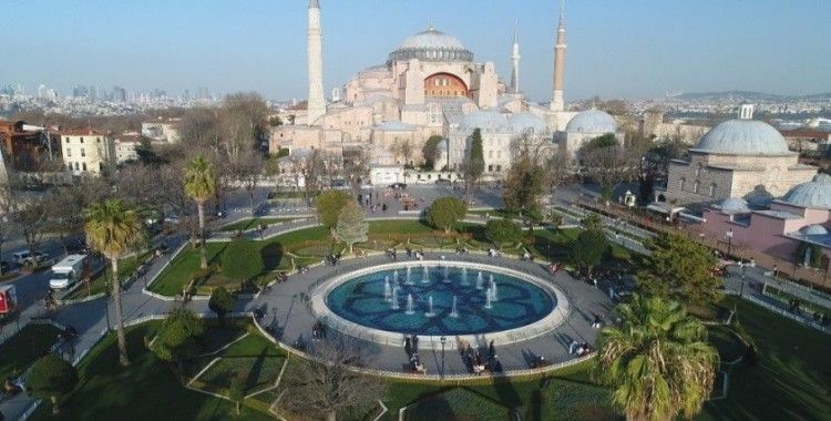 Kısıtlamada Sultanahmet Meydanı'na turist akını