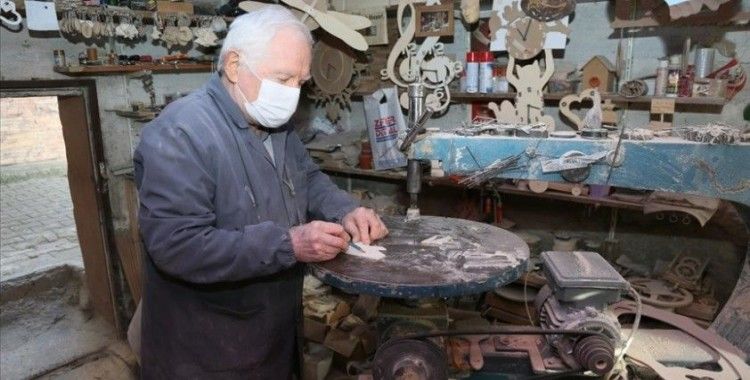 Sakarya'da deposunu atölyeye çeviren 'Hayati Amca' ahşaptan hobi ürünleri yapıyor
