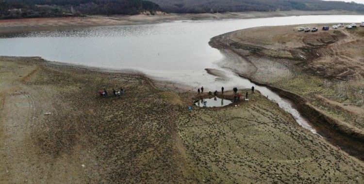 Kuruyan Ömerli Barajı’nda mahsur kalan yavru balıkları kurtarma operasyonu havadan görüntülendi