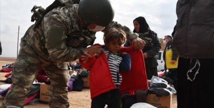 Mehmetçik Barış Pınarı bölgesindeki çocuklara gıda ve kışlık kıyafet yardımı yaptı