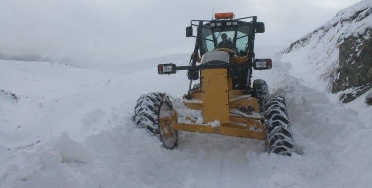 Bayburt'ta kardan kapanan yolar açıldı, mahsur kalan turistler kurtarıldı