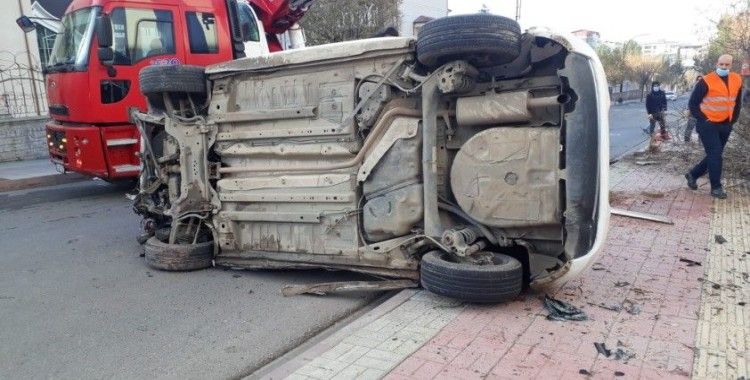 Siirt'te kaldırıma uçan otomobil ağaçları yerinden söktü: 2 yaralı
