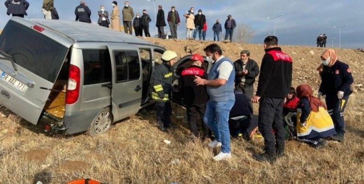 Sivas’ta lüks otomobilin çarptığı hafif ticari araç tarlaya uçtu: 2 yaralı