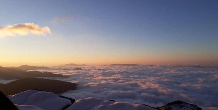 Sis bulutu ve kar Hanke Dağlarını kapladı, ortaya görsel şölen çıktı