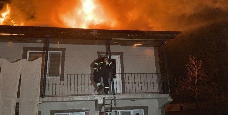 Düzce’de elektrik trafosu patladı, 2 katlı ev alev alev yandı