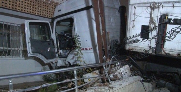 Ankara’da freni patlayan tır 11 aracı biçip evin duvarına çarptı: 1 yaralı