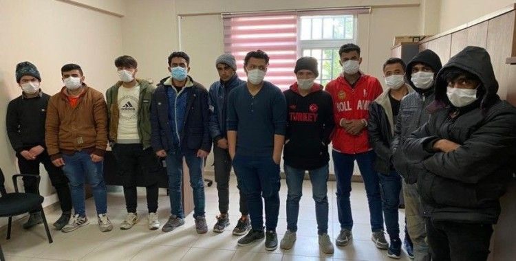 Kocaeli TEM Otoyolu'nda ticari araçlarda 11 göçmen yakalandı