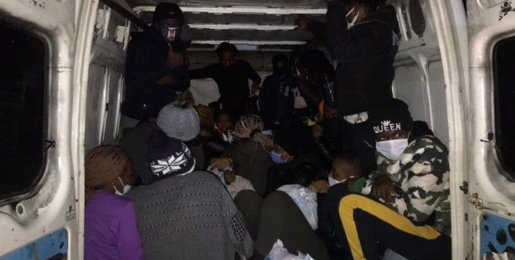 İzmir'de Kongo uyruklu 25 göçmen yakalandı