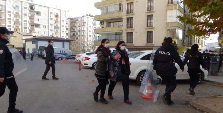 HDP'liler ile evlat nöbetindeki aileler arasında gerginlik