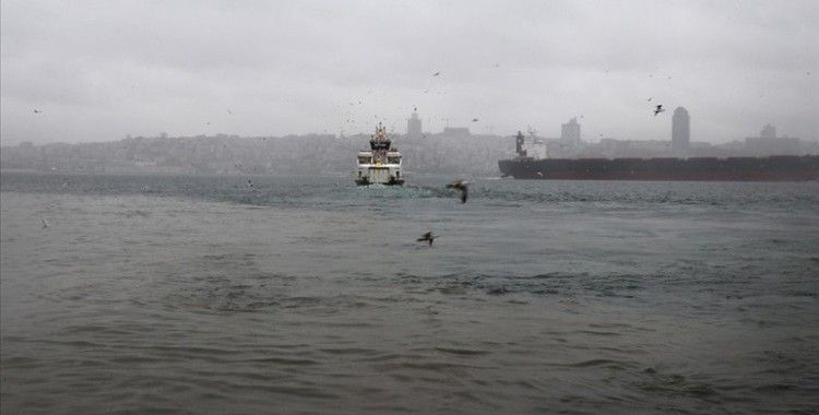 İstanbul'da etkili olan sağanak Üsküdar'da denizin rengini değiştirdi