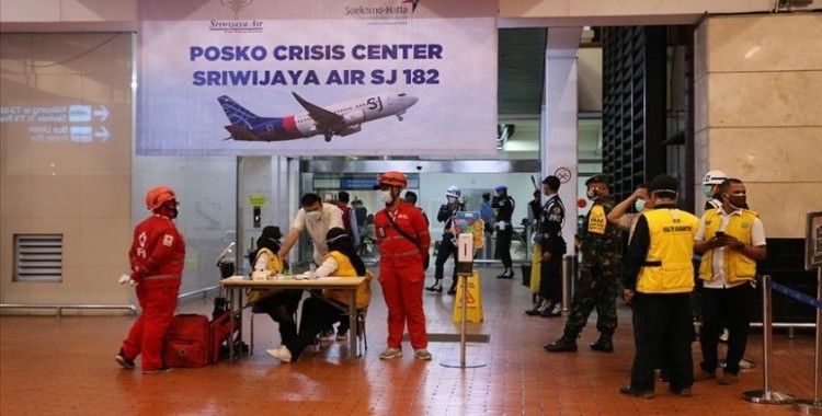 AA Endonezya'da düşen uçaktaki yolcuların yakınlarıyla görüştü