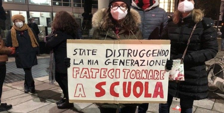İtalya'da öğrenciler uzaktan eğitim kararını protesto etti