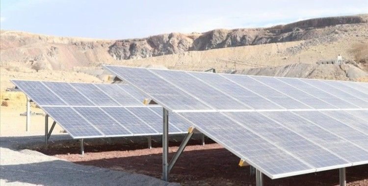Niğde'de Bor Belediyesince kurulan güneş enerjisi santrali elektrik üretimine başladı