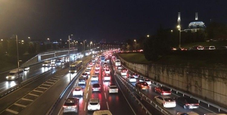 56 saatlik kısıtlama sonrası 15 Temmuz Şehitler Köprüsü’nde trafik yoğunluğu
