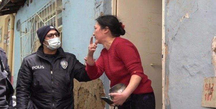 Bursa’da çaydanlıkla polise saldıran kadın serbest kalınca mahalle sakinlerine sopayla saldırdı