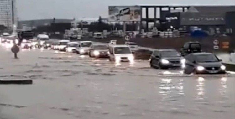 Edirne'de şiddetli yağış sonrası araçlar mahsur kaldı