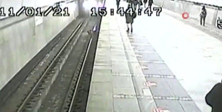 Moskova’da metro raylarına düşen çocuk ölümden kıl payı kurtuldu